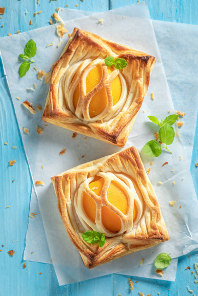 Awesome puff pastry stuffed with fresh peaches - Foto, imagen