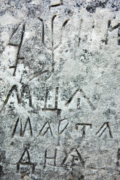 La superficie de la antigua lápida de la cruz
 - Foto, imagen