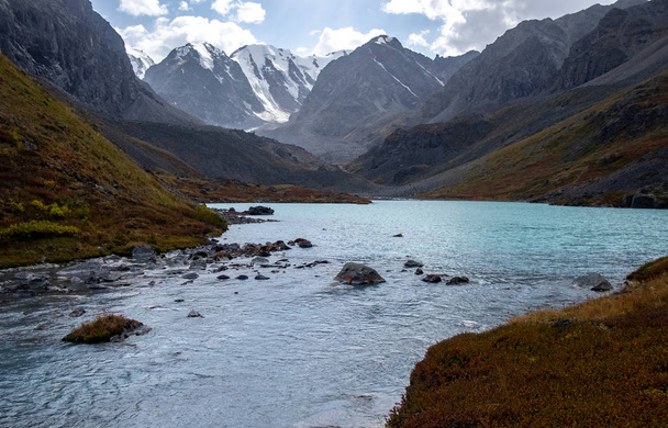 Mountain lake on the background of snow-capped peaks in the Altai Republic. - Φωτογραφία, εικόνα