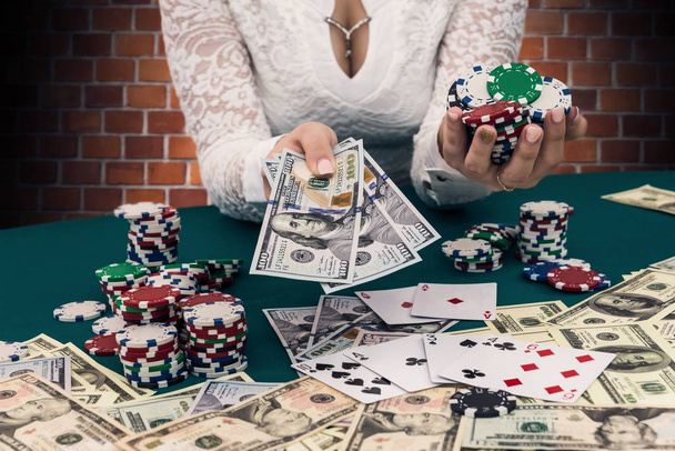 Femme détenant des jetons de casino et des billets en dollars
 - Photo, image