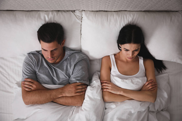 Couple with relationship problems in bed at home, top view - Foto, imagen