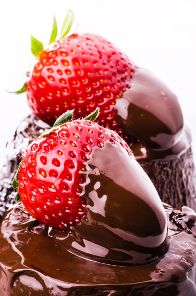 dezert s jahodami a roztavenou čokoládou - Fotografie, Obrázek