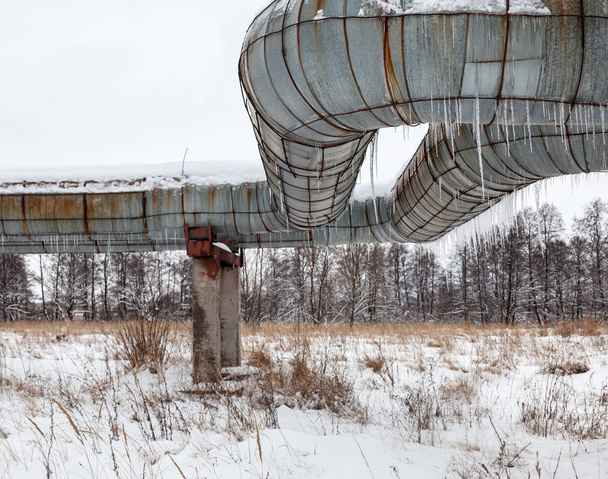 Pipelines mit Eiszapfen, die aus den Rohren hängen.  - Foto, Bild