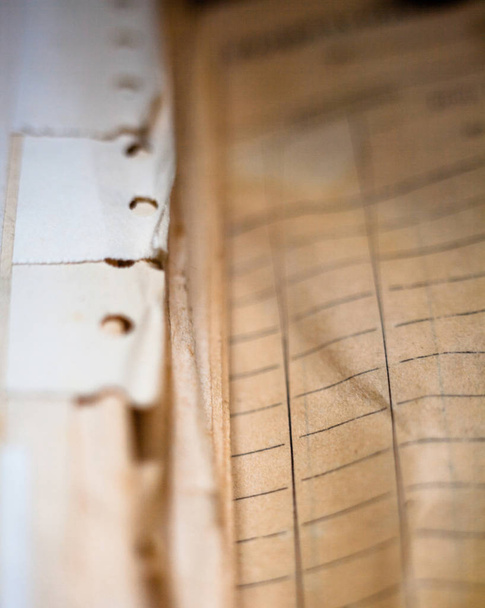 Vieux papier avec trous perforés
 - Photo, image