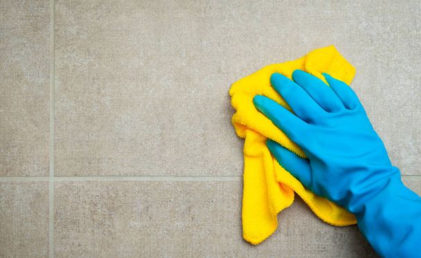 Dienstmeid schoonmaken van een badkamers, close-up shot - Foto, afbeelding