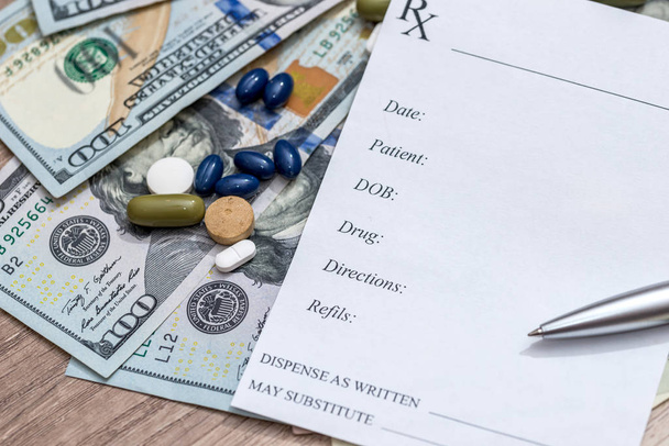 Costo de la medicina - en blanco, dinero y pluma
 - Foto, imagen