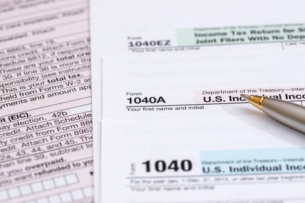 Налоговая форма США с ручкой
 - Фото, изображение
