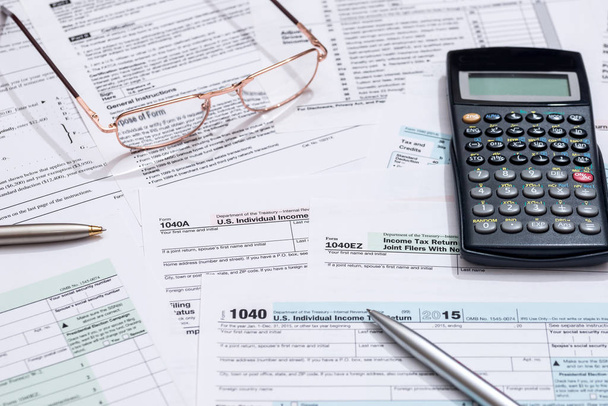 formulario de impuestos con calculadora
 - Foto, Imagen