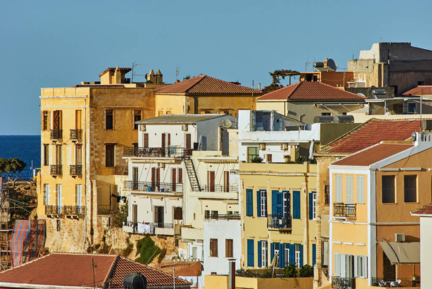 Πρόσοψης με παράθυρα και τα μπαλκόνια στα Χανιά στο νησί της Κρήτης - Φωτογραφία, εικόνα