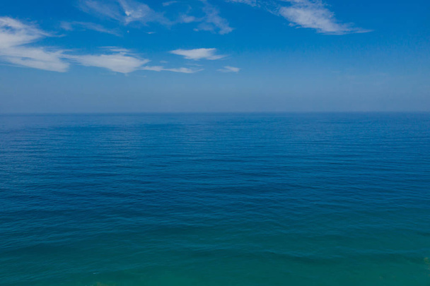 水平線を望む海面上の光の反射スペインのカナリア諸島のフエルテベントゥラ島で大西洋の水平線の眺め。空中ドローンビュー - 写真・画像