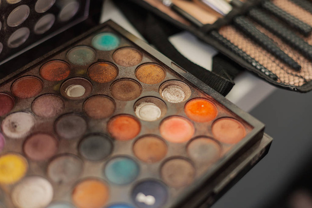 Professional multi-colored eye shadow for makeup. Makeup artist begins his work. - Foto, Imagen