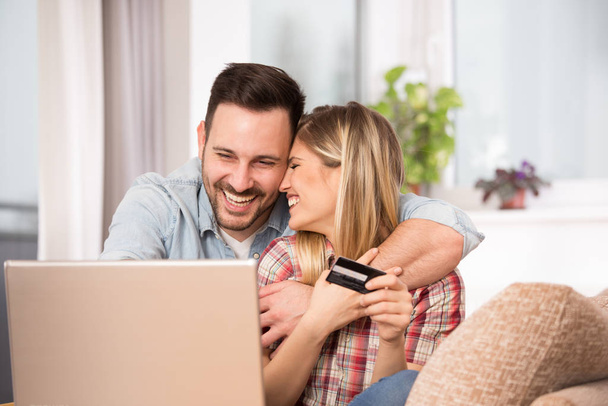 Młoda para robi zakupy online w domu - Zdjęcie, obraz
