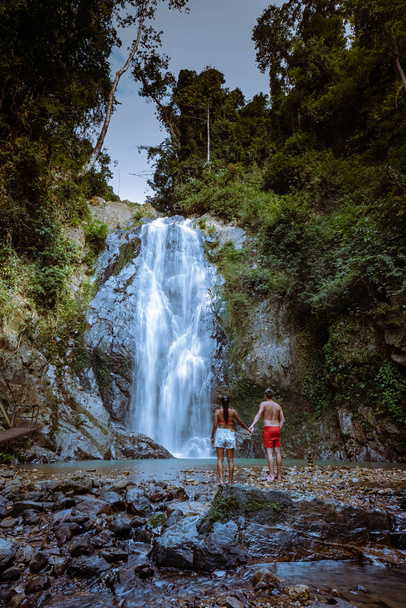 Turysta cieszy się pięknem wodospadu w prowincji Chumphon, Tajlandia, Klongphrao wodospad Tajlandia - Zdjęcie, obraz