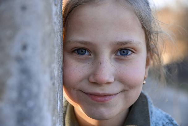 Ritratto di una piccola, giovane ragazza carina sorridente, primo piano
 - Foto, immagini