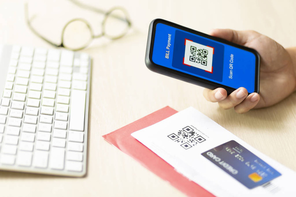 Fatura dijital cüzdan ya da kre için akıllı telefon ya da kod taraması kullanılıyor - Fotoğraf, Görsel