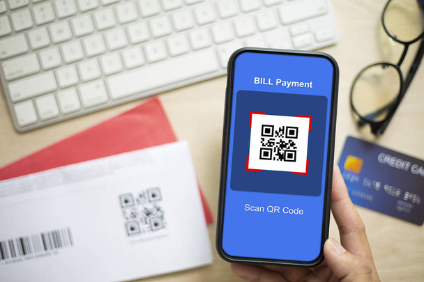 Usando Smartphone OR Code Scanning para billetera digital de facturas o cre
 - Foto, imagen