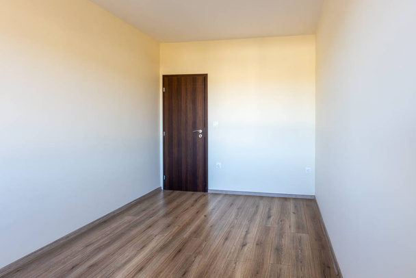 Habitación luminosa vacía. Nuevo interior del hogar. Suelo de madera. - Foto, imagen