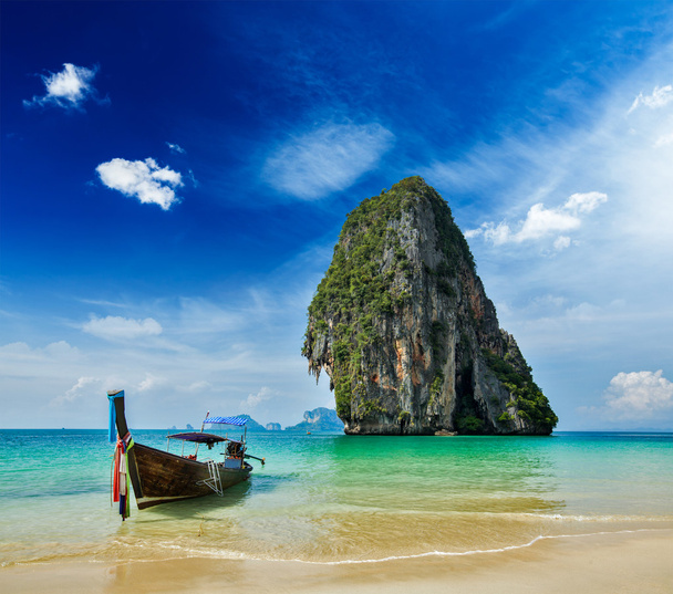 Длинная хвостовая лодка на пляже, Таиланд
 - Фото, изображение