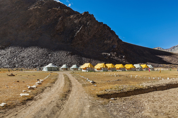 Палаточный лагерь в Гималаях
 - Фото, изображение