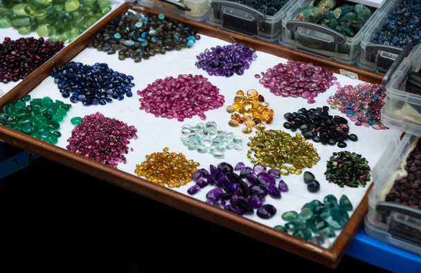 Pietre minerali nel mercato dei gioielli
. - Foto, immagini