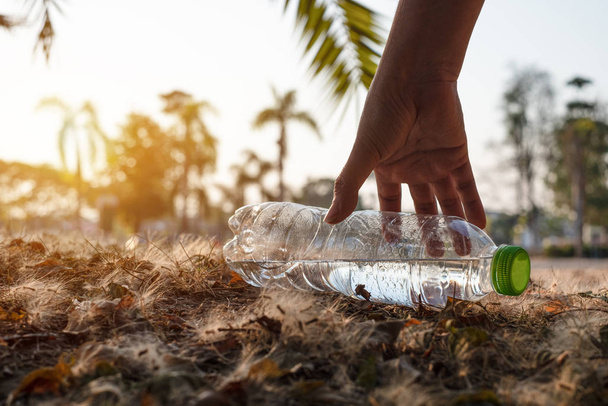 Close up Mão pegando garrafa de plástico transparente água beber com um
 - Foto, Imagem