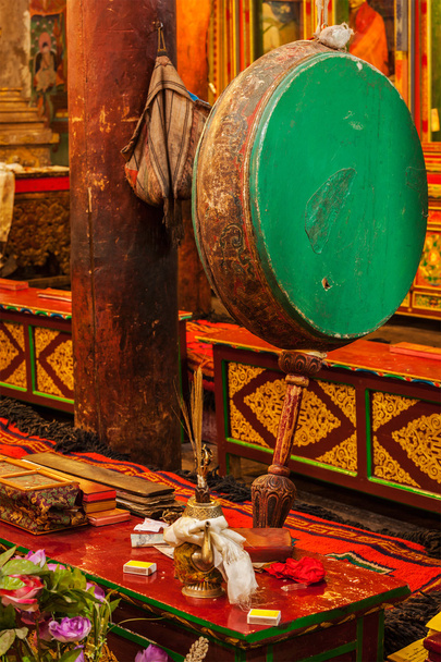 Tambour rituel dans le monastère Hemis. Ladakh, Inde
 - Photo, image