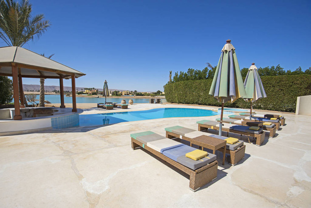Yüzme havuzunda lüks tropikal tatil villa Resort - Fotoğraf, Görsel