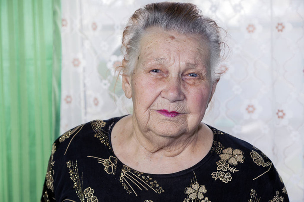 retrato de un anciano pensionista-abuela 90 años
 - Foto, imagen