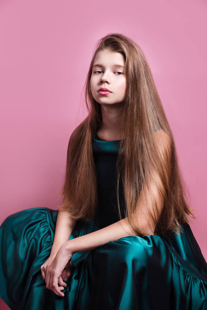 Young beautiful european girl posing in studio on pink background - Foto, immagini