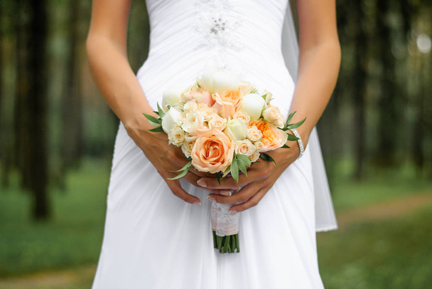 Delicate bruiloft boeket van perzik rozen en witte pioenen in de - Foto, afbeelding