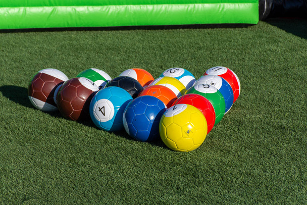 Lebendige Billard-Fußball / Fußbälle auf dem grünen Rasen für die Erholung der Kinder und Spaß im Freien. - Foto, Bild