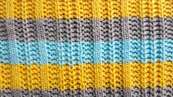 Gestreepte trui achtergrond blauw, grijs, gele strepen. - Video