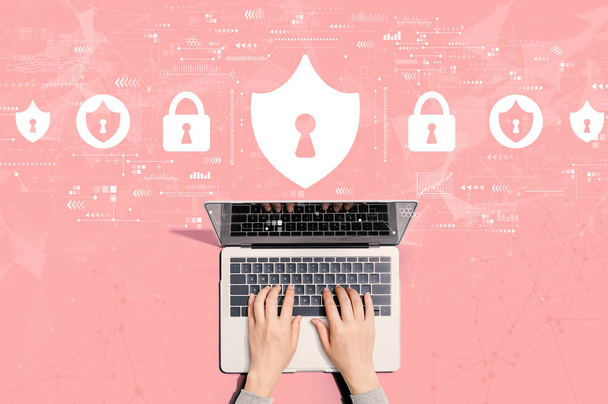 Tema de seguridad cibernética con la persona que usa el ordenador portátil - Foto, Imagen