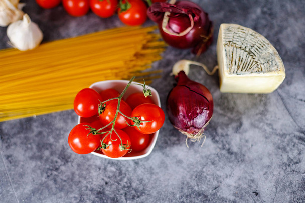 Egészséges olasz konyha, spagetti hozzávalók, paradicsom che - Fotó, kép