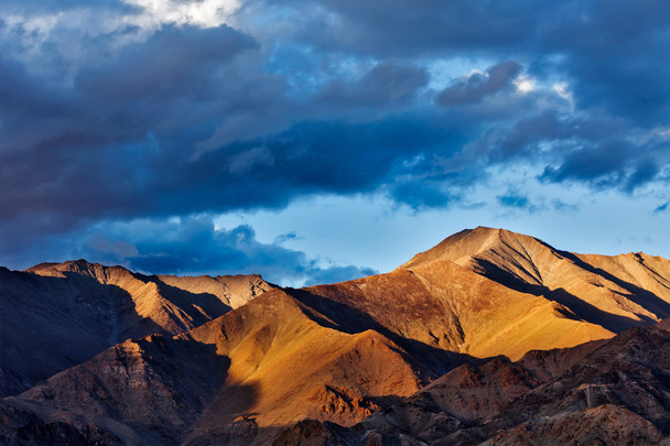 Himalayas mountains on sunset - Φωτογραφία, εικόνα
