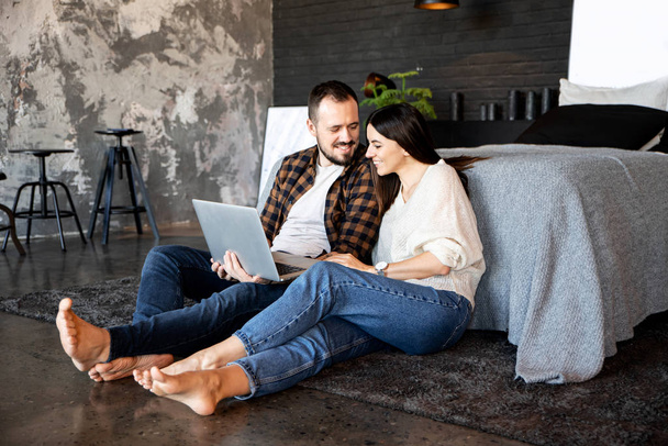 Couple spend time at home with a laptop - Valokuva, kuva