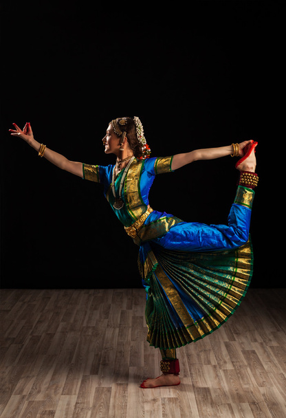 Femme danseuse exposant de Bharatanatyam
 - Photo, image