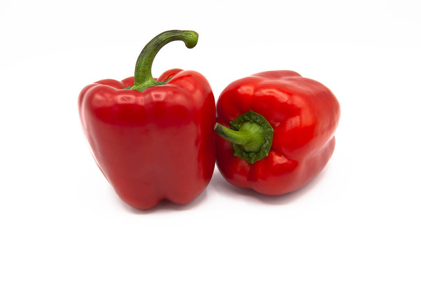 zralé čerstvé organické papriky izolované na bílém pozadí - Fotografie, Obrázek