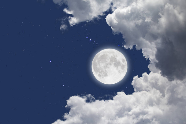 Luna piena con sfondo stellato e nuvole. Notte romantica
.  - Foto, immagini