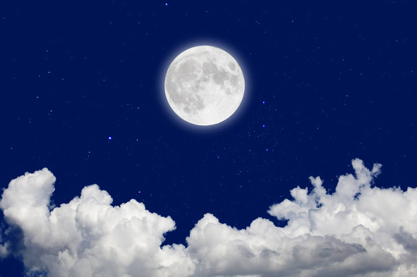 Vollmond mit Sternenhimmel und Wolken im Hintergrund. Romantische Nacht.  - Foto, Bild