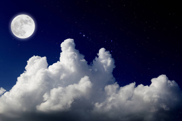 Lua cheia com fundo estrelado e nuvens. Noite romântica
.  - Foto, Imagem