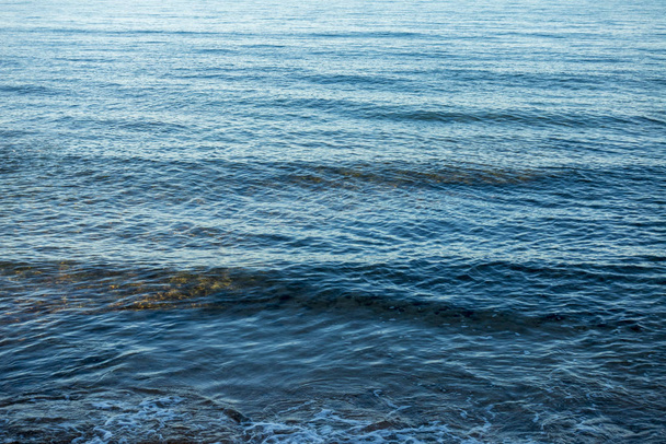 Klidné vlny na břehu modrého moře - Fotografie, Obrázek