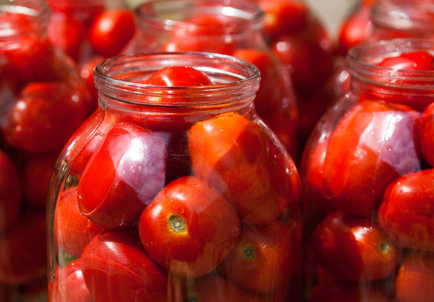 Маринование (консервирование) помидоров
. - Фото, изображение