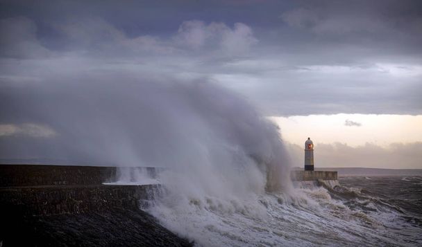 Шторм Сиара ударяет по южным волнам, когда шторм Сиара ударяет по побережью Порткаула в Южном Уэльсе, Великобритания
 - Фото, изображение