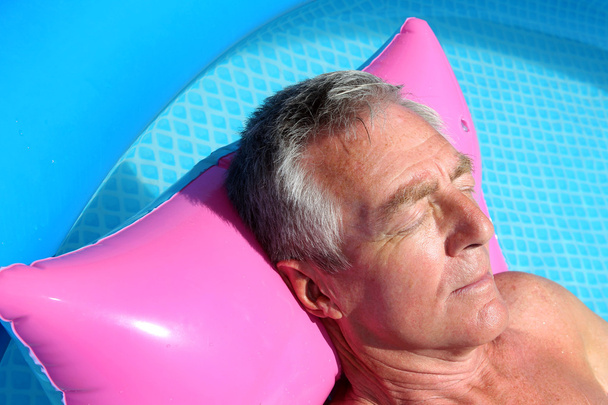 starszy mężczyzna opalania w basenie - Zdjęcie, obraz