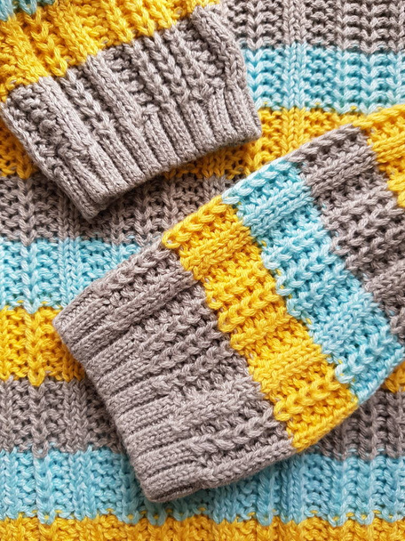 pulower tła i rękawy niebieskie, szare, żółte paski - Zdjęcie, obraz