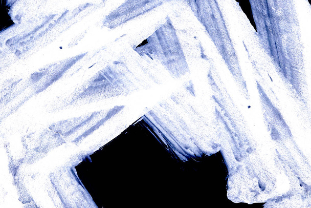 Abstraktní kresba na černou. Barevná akrylová malba. Neon modré a bílé tahy štětcem pozadí abstraktní tmavé textury. akvarelové tahy štětcem. - Fotografie, Obrázek