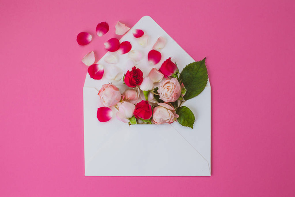 Greeting card with roses flowers in an envelope. Valentine letter with flowers - Photo, image