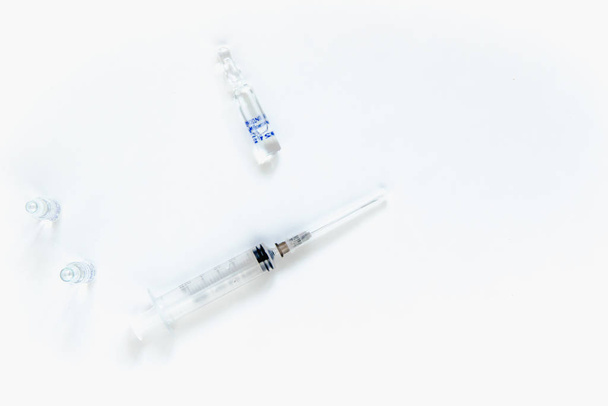 医療従事者のための医療ツール。白い背景に使い捨て注射器 - 写真・画像