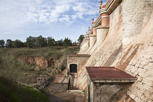 πανοραμική θέα της υδραυλικής μηχανικής του φράγματος του guadalen - Φωτογραφία, εικόνα